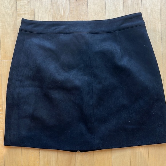 FOREVER 21 ladies M mini skirt black. Suede feel. - Picture 5 of 5